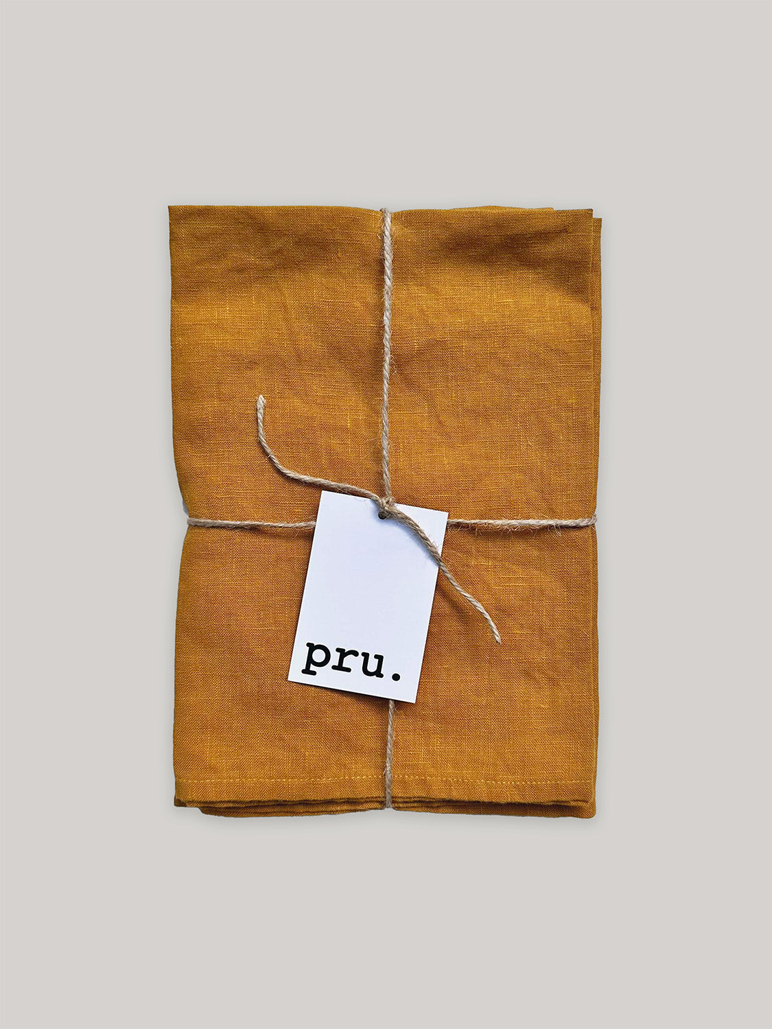 100% linen napkin set, spice colour, with 'pru' label on a neutral background.
