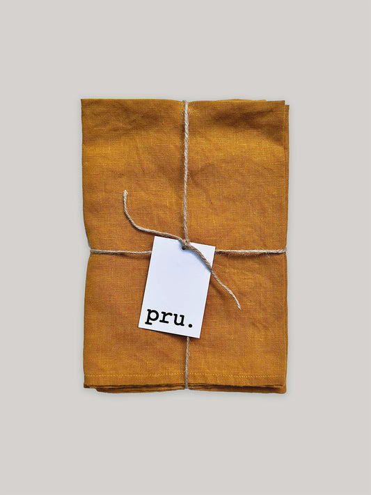 100% linen napkin set, spice colour, with 'pru' label on a neutral background.
